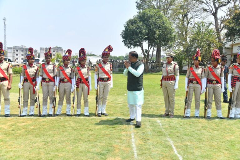 कारली हेलीपैड में जनप्रतिनिधियों और अधिकारियों ने मुख्यमंत्री  विष्णु देव साय का किया आत्मीय स्वागत