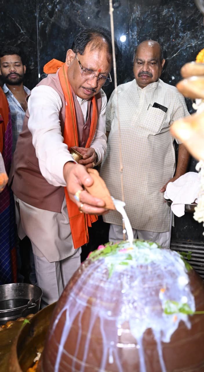 रायपुर : ’मुख्यमंत्री ने हाटकेश्वर महादेव मंदिर में पूजा-अर्चना कर प्रदेशवासियों के सुख समृद्धि की कामना की’