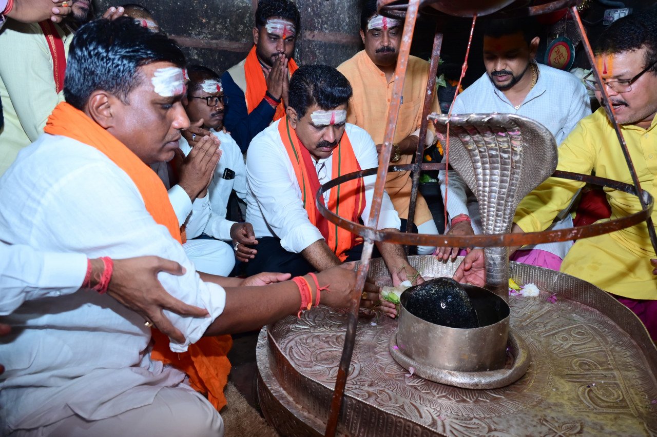 रायपुर : ’उप मुख्यमंत्री विजय शर्मा ने भोरमदेव मंदिर में की पूजा अर्चना’
