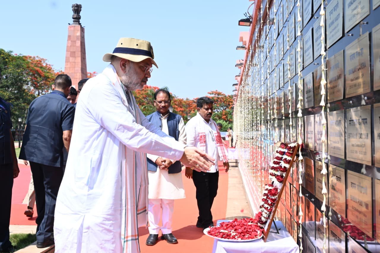रायपुर : केंद्रीय गृहमंत्री अमित शाह ने अमर वाटिका में शहीदों को दी श्रद्धांजलि, परिजनों से की आत्मीय मुलाकात