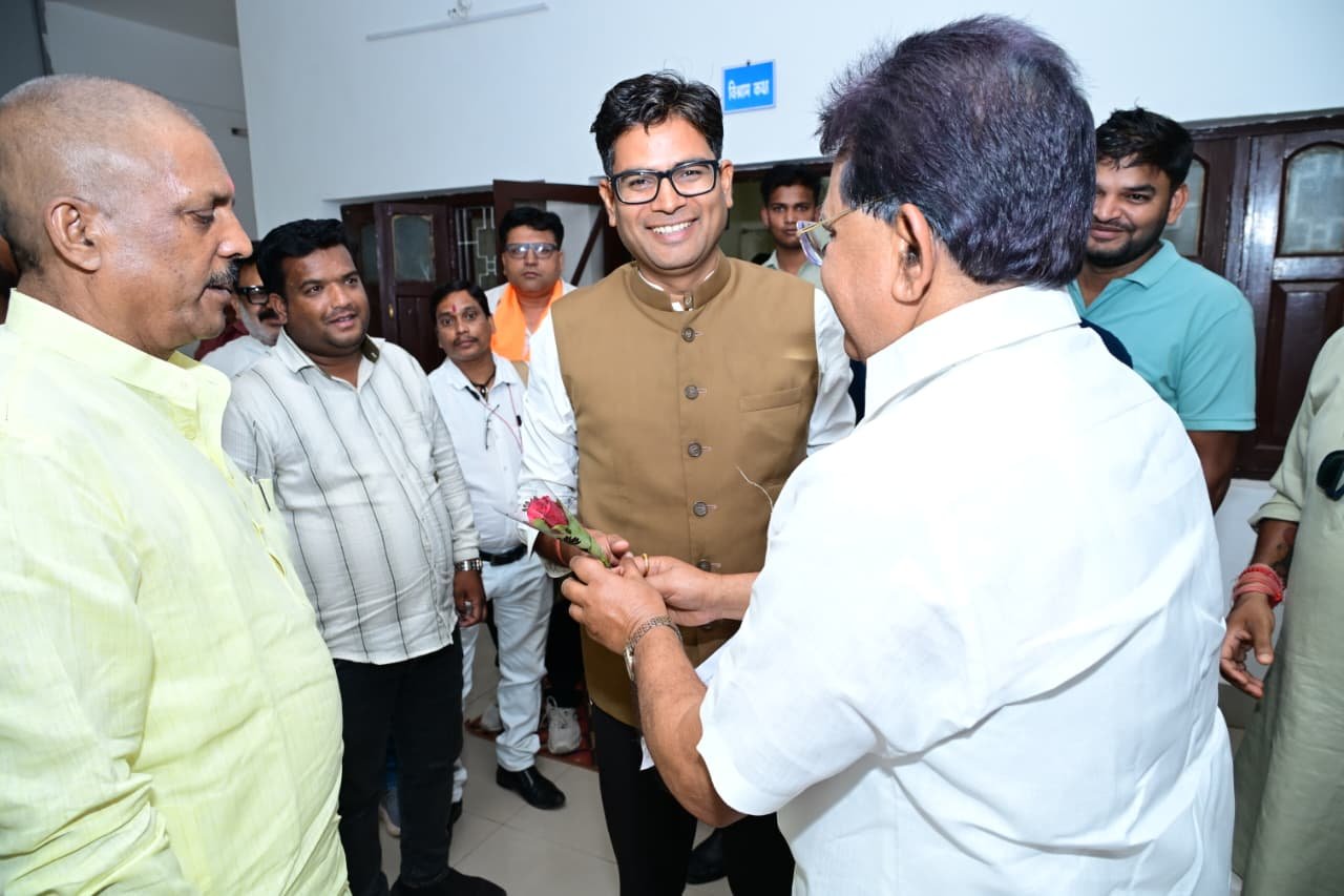रायपुर : जशपुर सर्किट हाउस में वित्त मंत्री  ओपी चौधरी से जनप्रतिनिधियों और क्षेत्रवासियों ने की आत्मीय मुलाकात