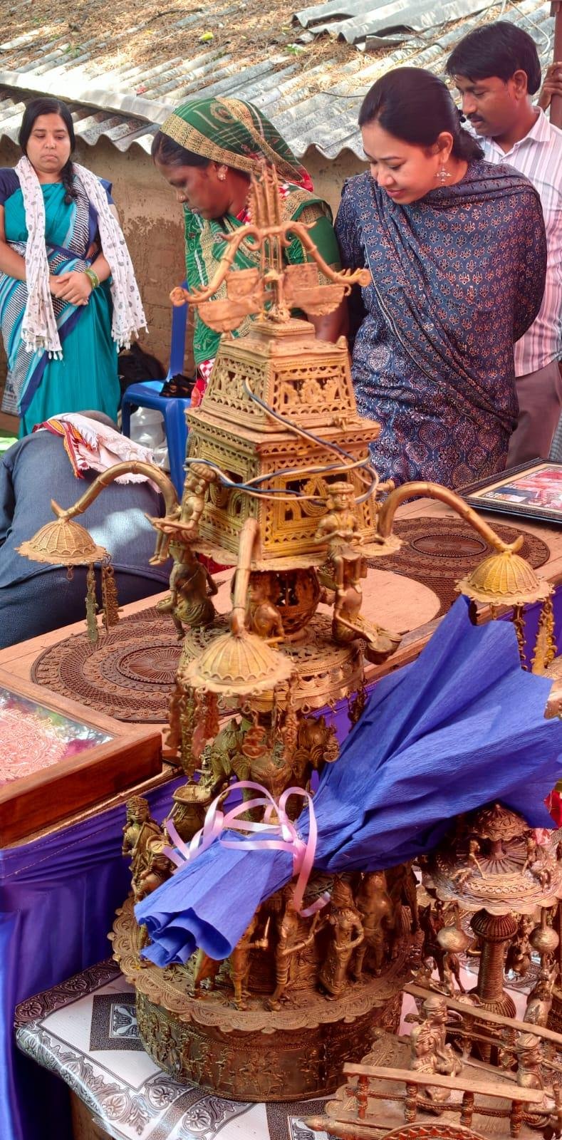 कलेक्टर पद्मिनी भोई साहू ने शिल्पग्राम बैगीनडीह का किया निरीक्षण
