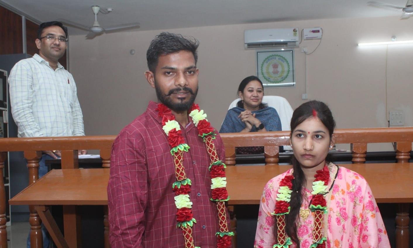 कलेक्टर के सामने हुई सादगीभरी शादी, पेट्रोल-गैस बचाने के संदेश ने बदली सोच