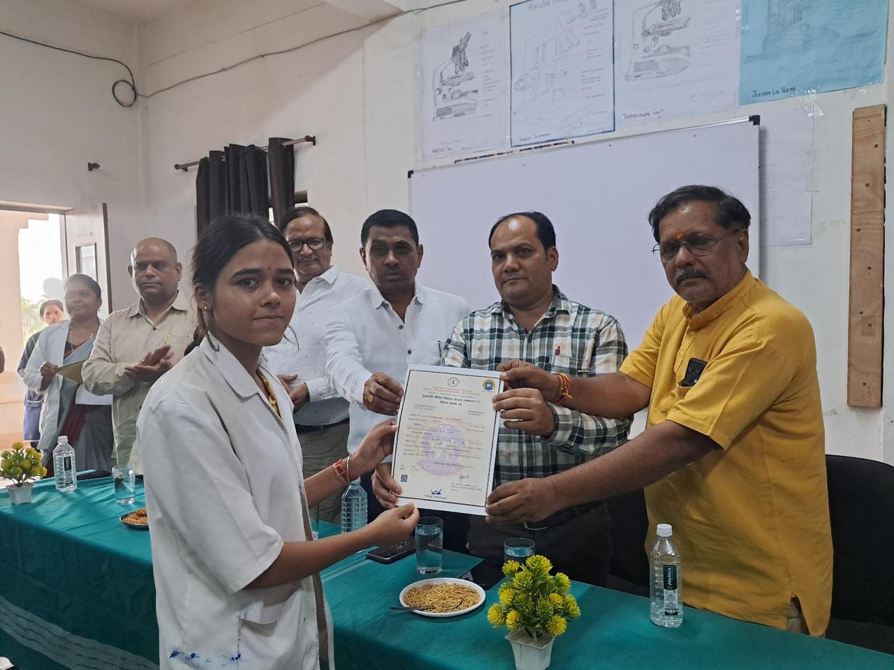 एस.आर हॉस्पिटल द्वारा मुख्यमन्त्री कौशल विकास योजना पाठ्यक्रम के विद्यार्थियों को सर्टीफिकेट वितरण किया गया