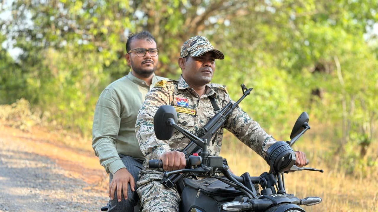 सुशासन की मोटरसाइकिल से दुर्गम पहाड़ों तक पहुँचे कलेक्टर-एसपी