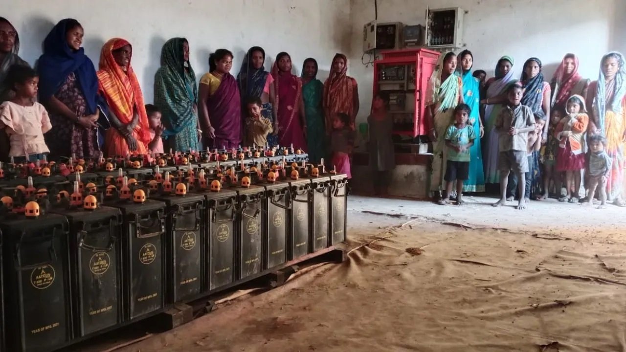 9 महीने से अंधेरे में गांव, सोलर प्लांट बंद होने से आदिवासी इलाके में गहराया संकट