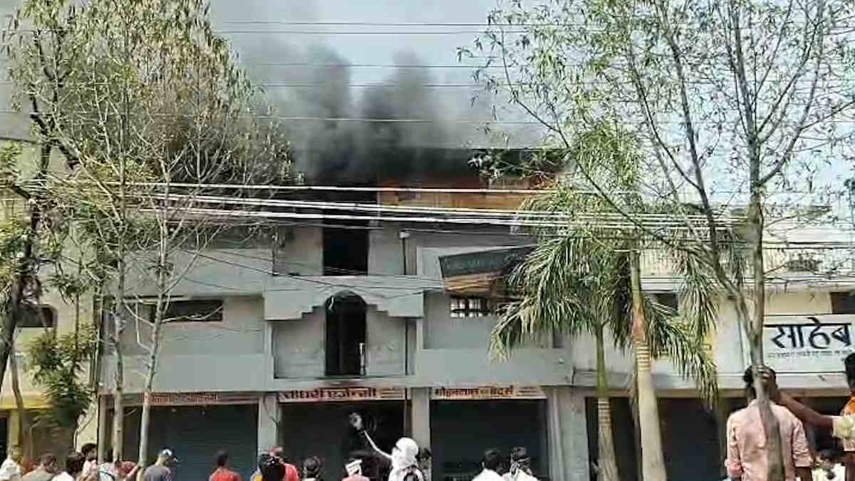 खाद्य तेल की थोक दुकान में भड़की भीषण आग! लाखों का माल जलने का खतरा, आसपास के इलाके में मचा हड़कंप