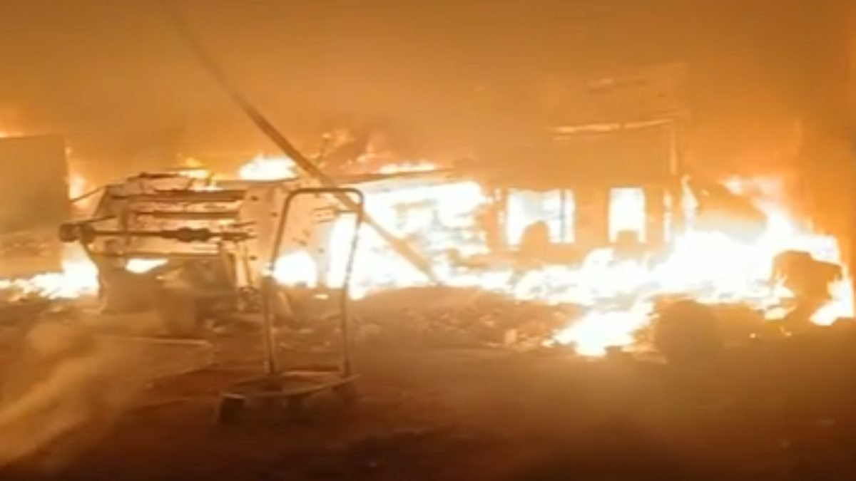 रायपुर के मैटल पार्क में भीषण आग से मची अफरा-तफरी फैक्ट्री के भीतर लोगों के फंसे होने की आशंका