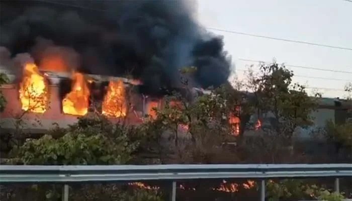 चलती राजधानी एक्सप्रेस में मची दहशत, एसी कोच में लगी भीषण आग… 15 मिनट में खाली कराई गई पूरी बोगी