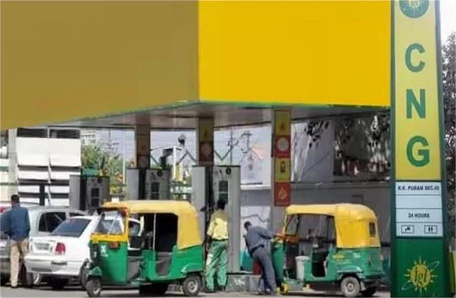 महंगाई का नया झटका! पेट्रोल-डीजल के बाद अब सीएनजी भी हुई महंगी, रोजाना सफर करने वालों की बढ़ेगी परेशानी