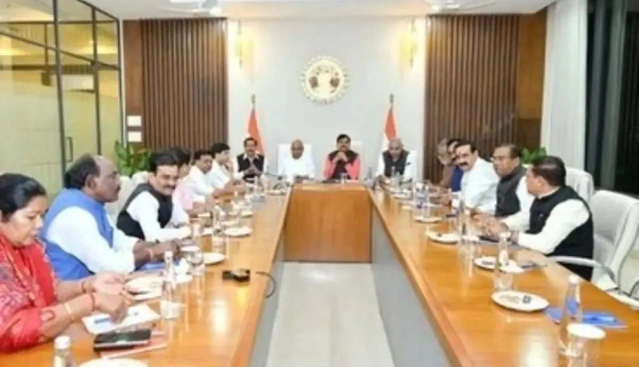 BJP Core Committee Meeting: सीएम हाउस में देर रात चली बड़ी बैठक, मंत्रियों के कामकाज से लेकर योजनाओं की जमीनी रिपोर्ट तक हुई समीक्षा