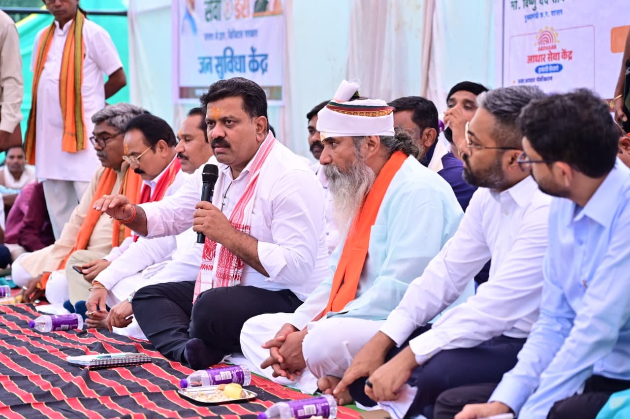 उप मुख्यमंत्री श्री विजय शर्मा ने बोड़ागांव में ग्रामीणों के बीच चौपाल लगाकर किया संवाद