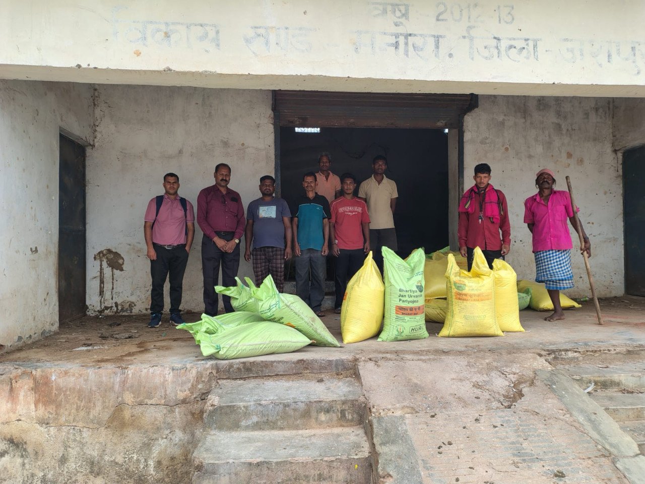 सरकार बनी किसानों की ताकत, जशपुर में रियायती दरों पर मिल रहे खाद-बीज