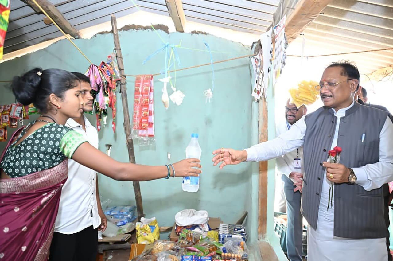 जब मुख्यमंत्री रुके एक छोटी-सी किराना दुकान पर… और सामने थी बदलाव की बड़ी कहानी