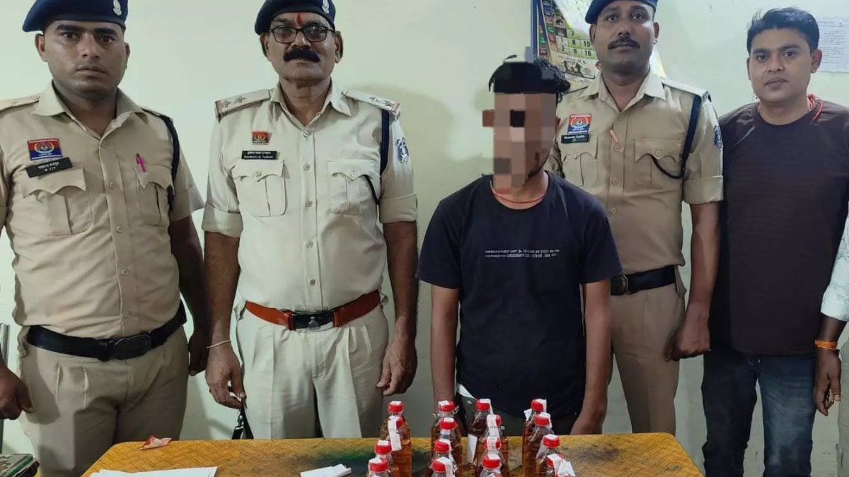 अवैध शराब पर पुलिस का बड़ा एक्शन: 2 आरोपी गिरफ्तार, बाइक समेत 58 पौवा मसाला शराब जब्त