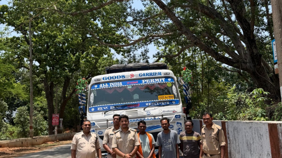 रायपुर : अवैध खनिज परिवहन पर बड़ी कार्रवाई: बिना अभिवहन पास चूना पत्थर गिट्टी से भरे 3 ट्रेलर जब्त