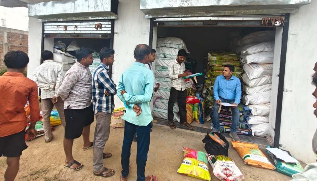 अवैध बीज भंडारण पर बड़ी कार्रवाई…666 बोरी धान बीज जब्त, तीन दुकानें सील, कृषि विभाग ने कसा शिकंजा