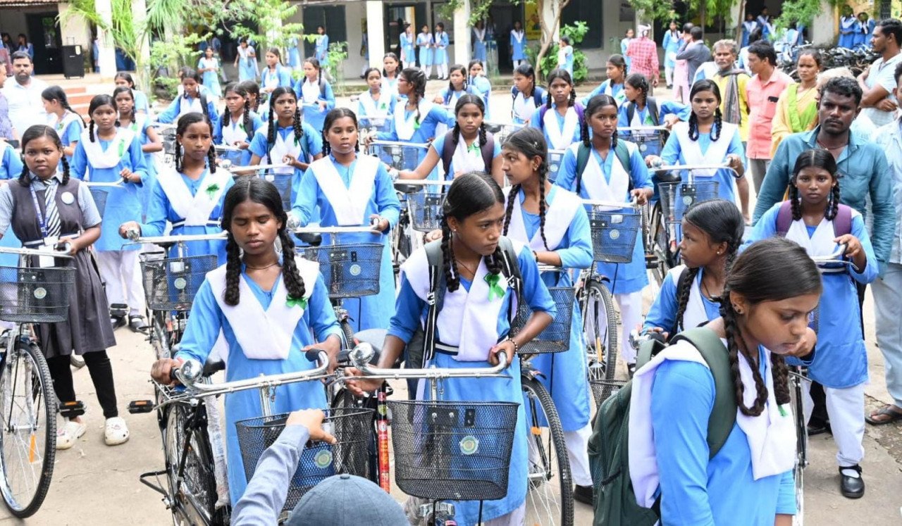 सुशासन का पहिया: सरस्वती सायकल योजना से संवर रहा छत्तीसगढ़ की बेटियों का भविष्य