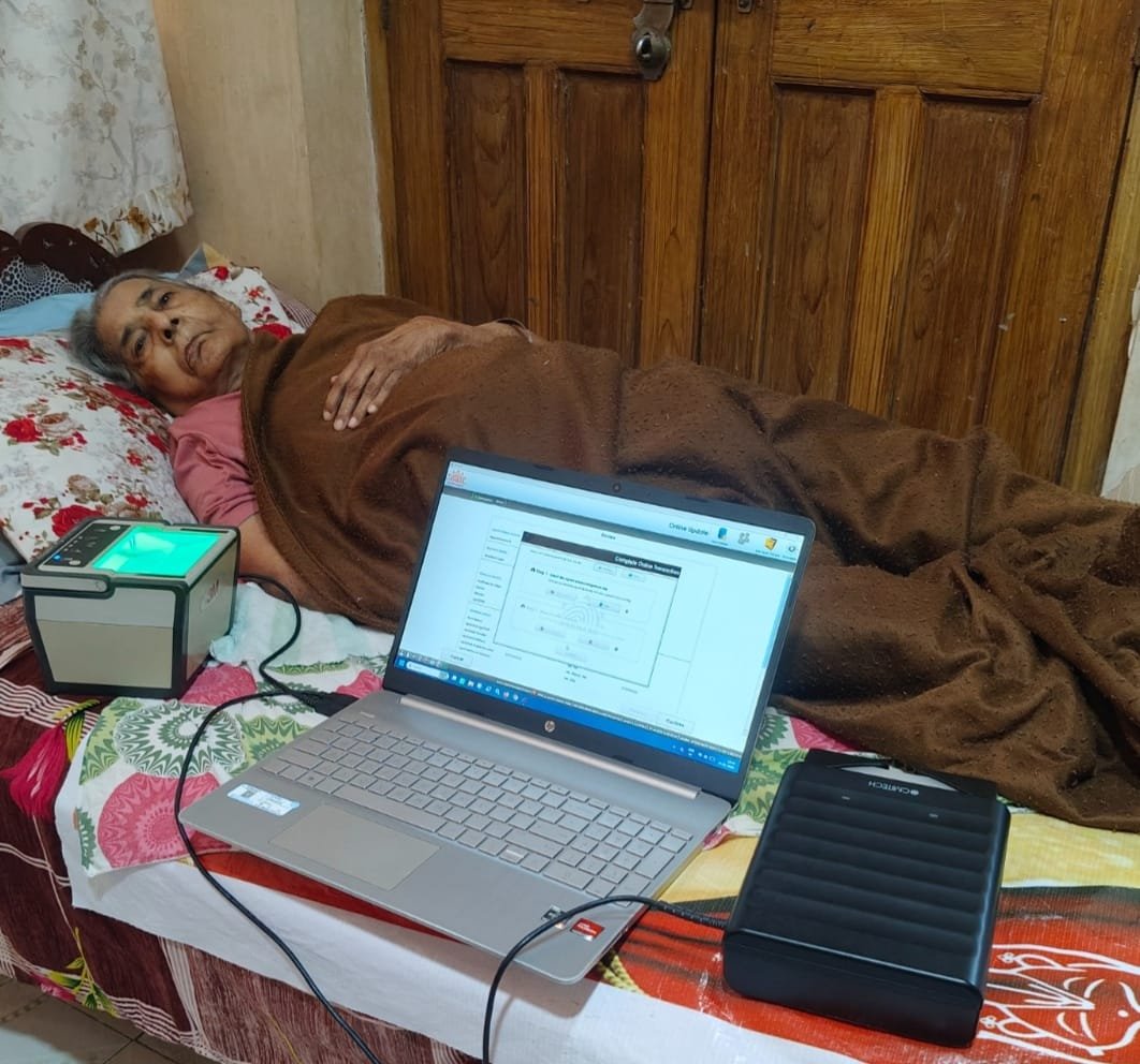 संवेदनशील सुशासन की सशक्त मिसालः पक्षाघात से पीडि़त दिव्यांग महिला के घर पहुंची आधार सेवा, मुख्यमंत्री श्री विष्णुदेव साय की जनकेंद्रित शासन व्यवस्था का दिखा मानवीय चेहरा