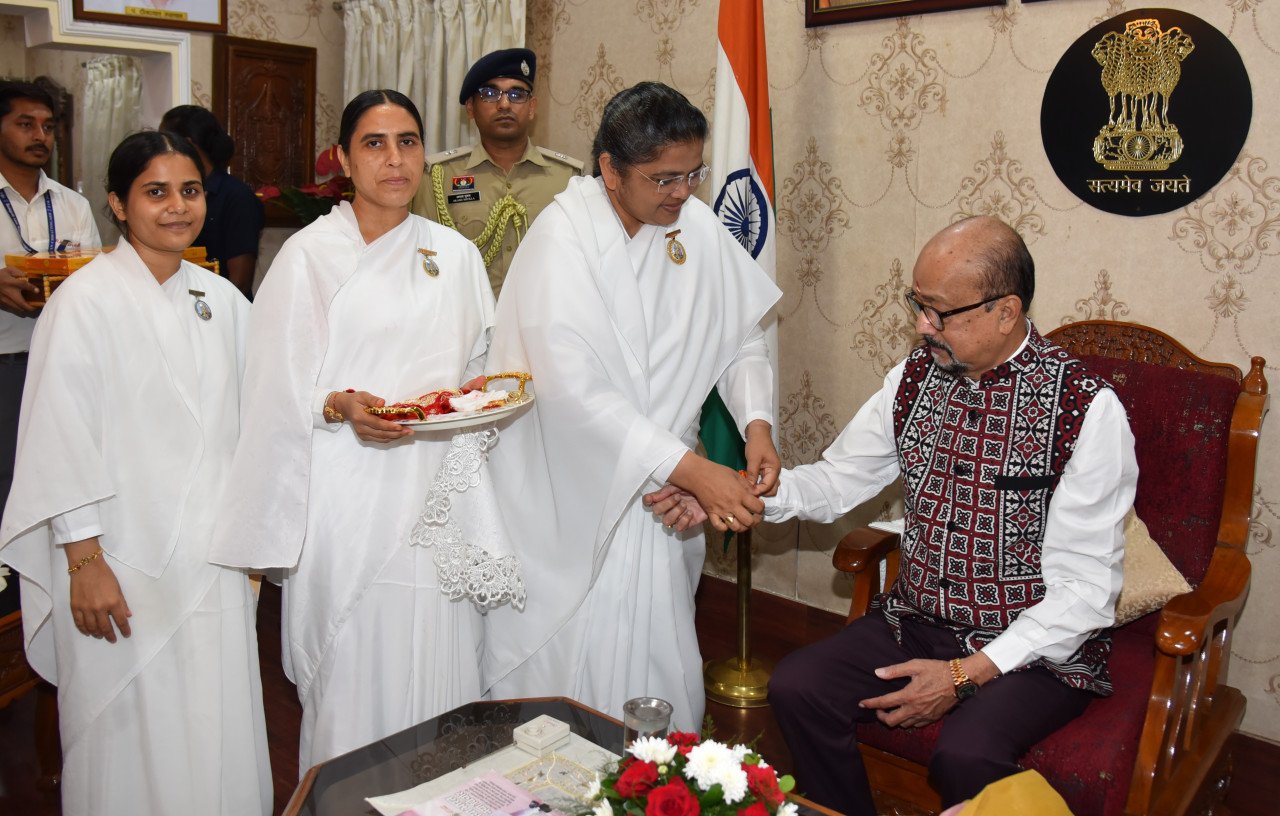 राज्यपाल श्री रमेन डेका को रक्षाबंधन के अवसर पर ब्रह्मकुमारी बहनों, एसओएस चिल्ड्रेन्स विलेजेस इंडिया, स्काउट एवं गाइड से जुड़े विद्यार्थियों ने बांधी राखी