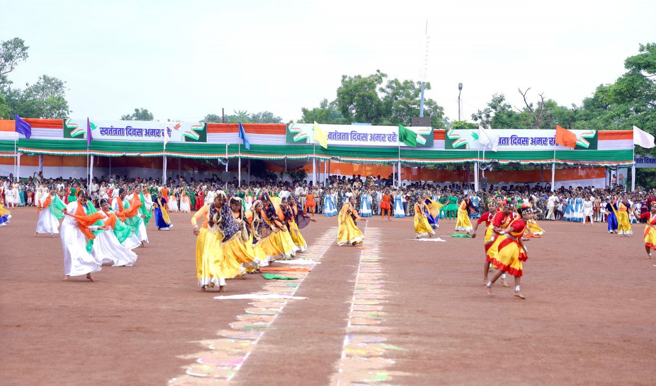 स्वतंत्रता दिवस समारोह: शालेय विद्यार्थियों की सांस्कृतिक प्रस्तुतियों ने बांधा समां