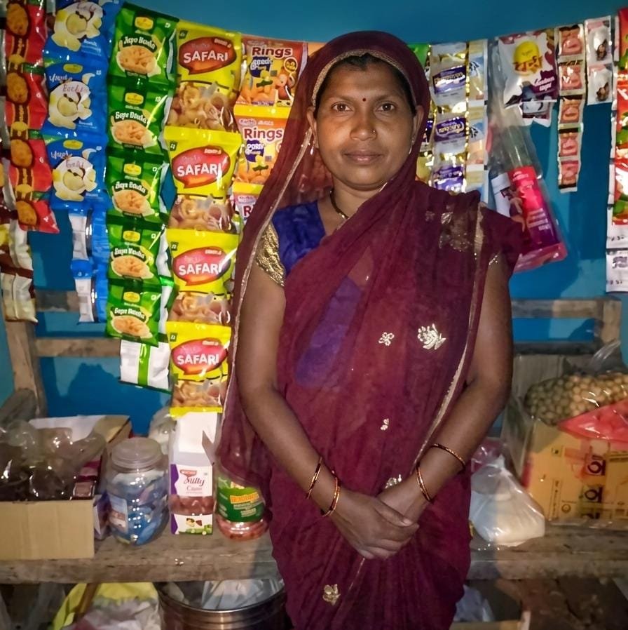आर्थिक तंगी को मात देकर आत्मनिर्भरता की नई इबारत लिख रही हैं प्रमिला दीदी
