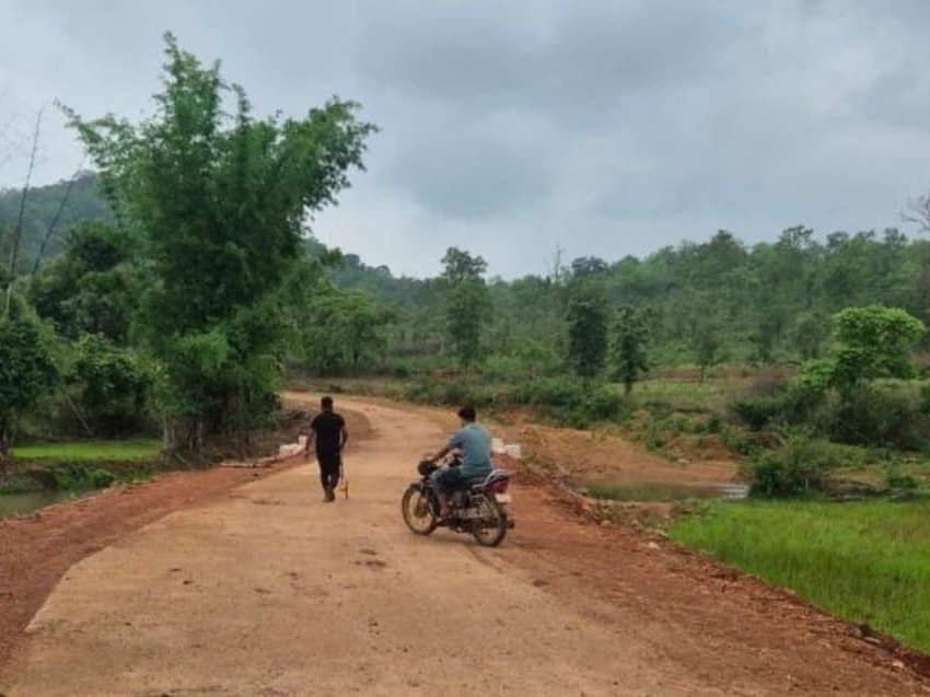 पगडंडी से पक्की सड़क तक पहुंचा अबुझमाड़