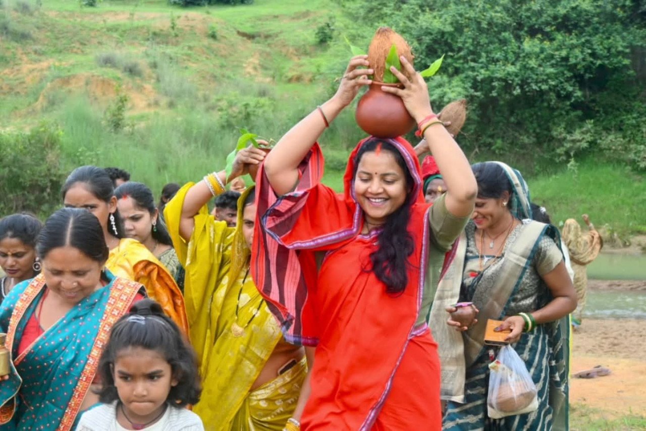 श्रावण मास के प्रथम सोमवार पर मंत्री श्रीमती लक्ष्मी राजवाड़े ने बीरपुर में की कांवड़ यात्रा और जलाभिषेक
