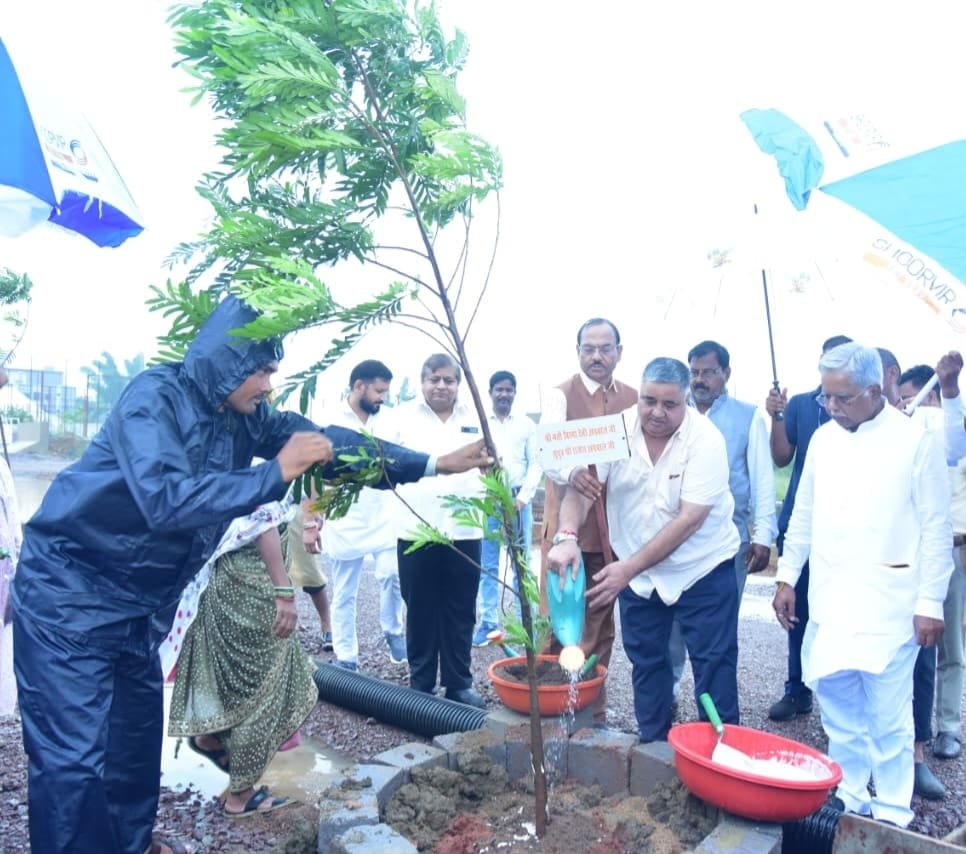 एक पेड़ माँ के नाम’ अभियान से पर्यावरण संरक्षण का संदेश, मंत्री श्री राजेश अग्रवाल ने किया वृक्षारोपण