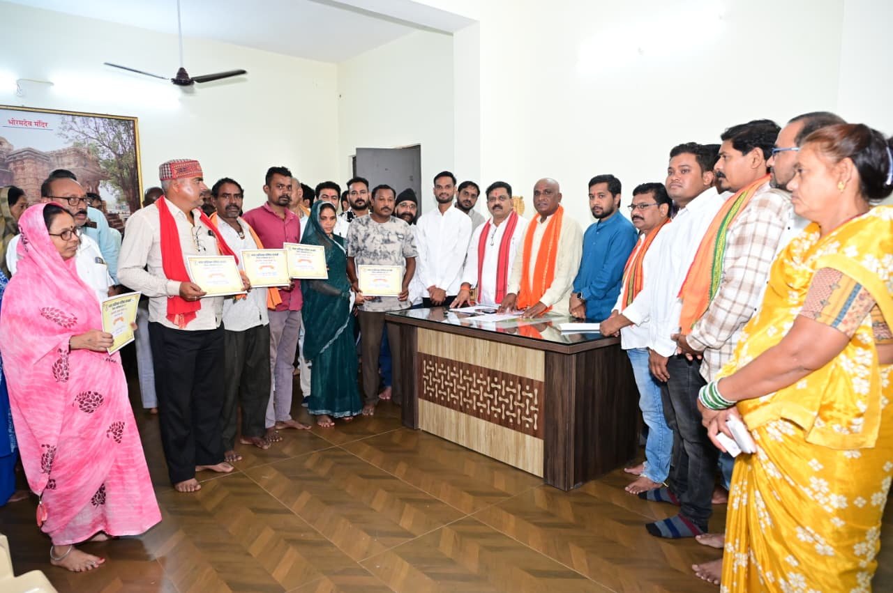 उप मुख्यमंत्री श्री विजय शर्मा ने कवर्धा के हितग्राहियों को सौंपे पीएम आवास योजना शहरी 2.0 के स्वीकृति पत्र