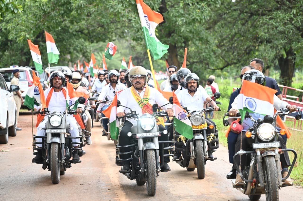 : तिरंगा यात्रा के दूसरे दिवस माँ दंतेश्वरी की पूजा-अर्चना कर उप मुख्यमंत्री एवं वन मंत्री ने किया यात्रा का शुभारंभ