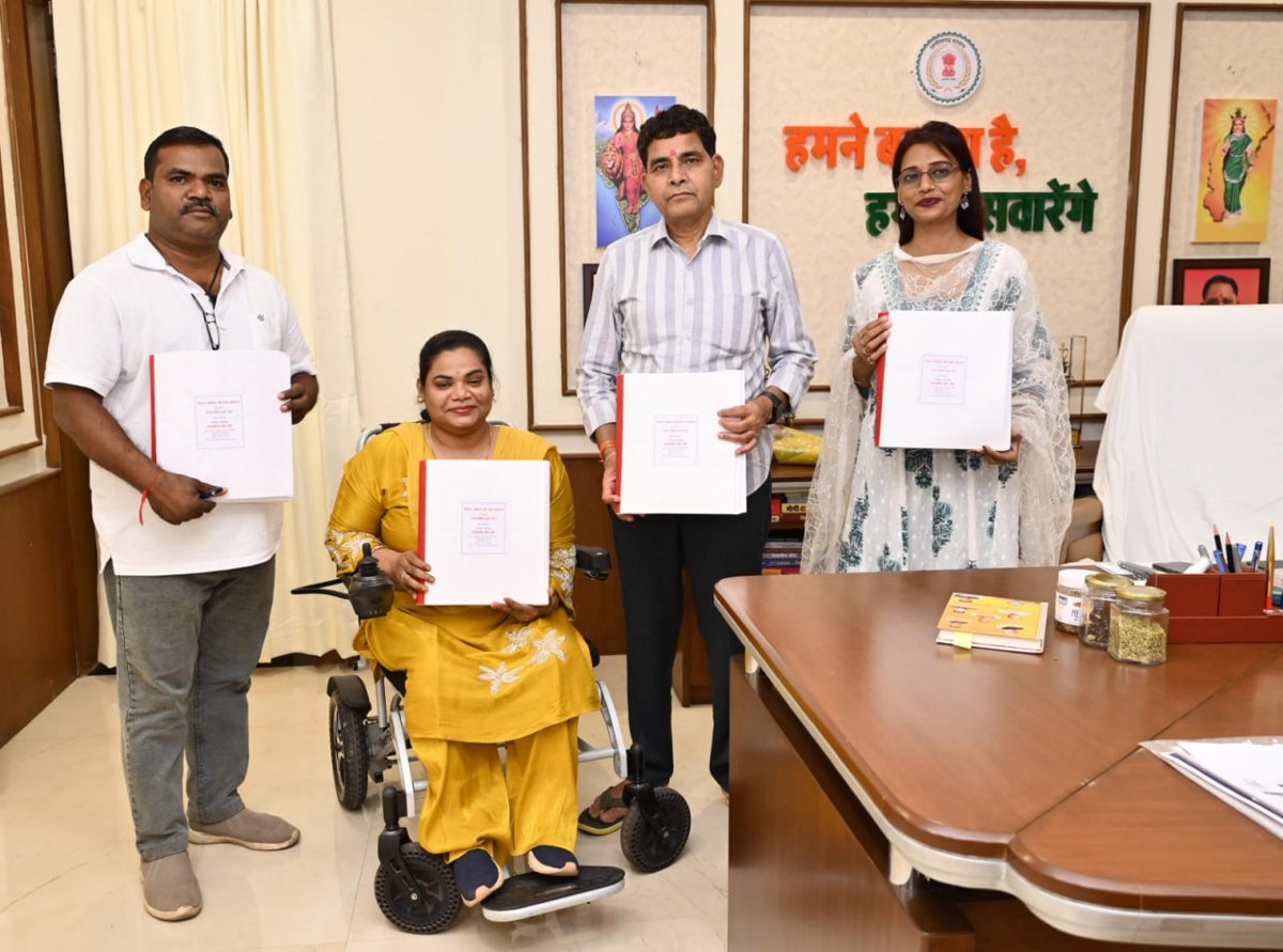 ब्रेल पुस्तक से दृष्टिबाधित विद्यार्थियों को कानूनी अधिकारों और शासकीय योजनाओं की मिलेगी जानकारी – राजस्व मंत्री श्री टंक राम वर्मा