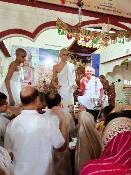 विवेकानंद नगर में प्रभु महावीर के जन्म की घोषणा होते ही गूंजे जयकारे