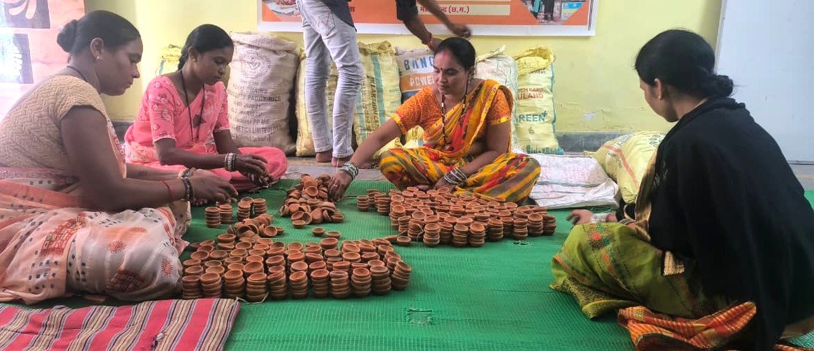 आशीर्वाद का दीया अभियान से जुड़ीं बिहान की महिलाएं: गढ़ रहीं ‘संकल्प के दीये’