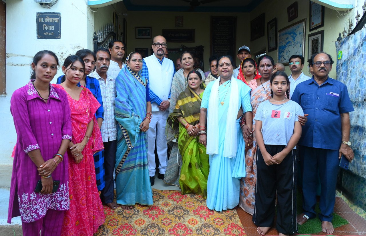 राज्यपाल श्री रमेन डेका ने पद्म विभूषण स्व. डॉ. तीजन बाई के गृह ग्राम गनियारी पहुंचकर दी श्रद्धांजलि