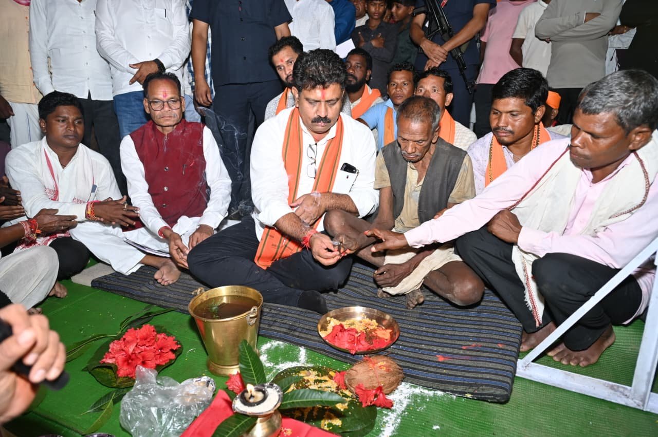 उप मुख्यमंत्री श्री विजय शर्मा ने मुड़घुसरी में 1.48 करोड़ रुपए के तीन सड़क का किया भूमिपूजन