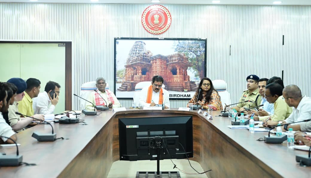 उप मुख्यमंत्री श्री विजय शर्मा ने कबीरधाम में ली गौ सेवकों एवं अधिकारियों की बैठक
