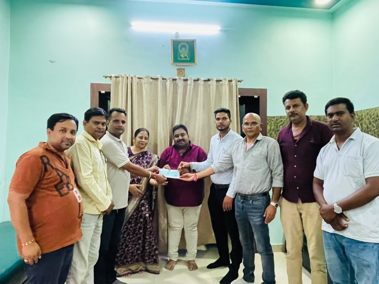 उप मुख्यमंत्री एवं कवर्धा विधायक श्री विजय शर्मा की संवेदनशील पहल से आगजनी पीड़ित होटल संचालक को मिली आर्थिक सहायता