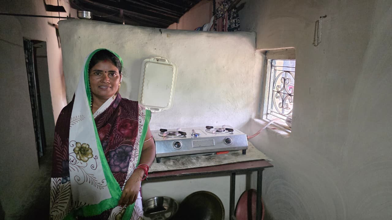 सेवा संकल्प अभियान : सेवा की कहानी: उज्ज्वला से रसोई में बचा समय बना संतोषी की खेती-बाड़ी का सहारा