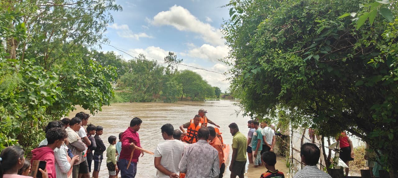 बलौदाबाजारजिला प्रशासन की सतर्कता से बाढ़ प्रभावित 120 लोगों का सफल रेस्क्यू