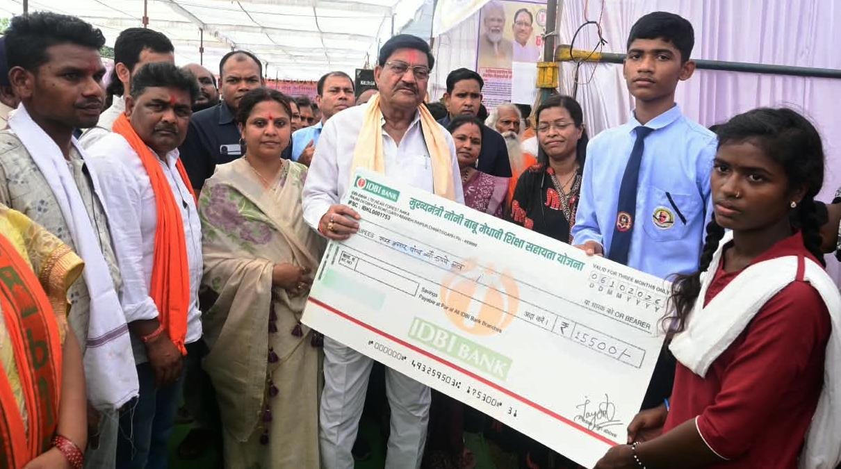 मेहनत से हासिल की सफलता, श्रमिक परिवार के मेधावी बच्चों को मिली शिक्षा के लिए प्रोत्साहन राशि