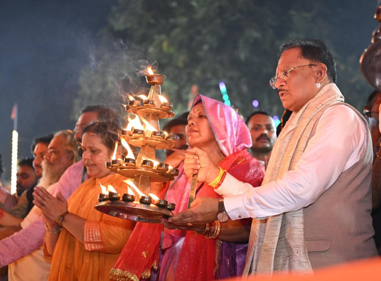 माता शबरी की पावन नगरी शिवरीनारायण में चित्रोत्पला गंगा महाआरती में शामिल हुए मुख्यमंत्री श्री विष्णु देव साय
