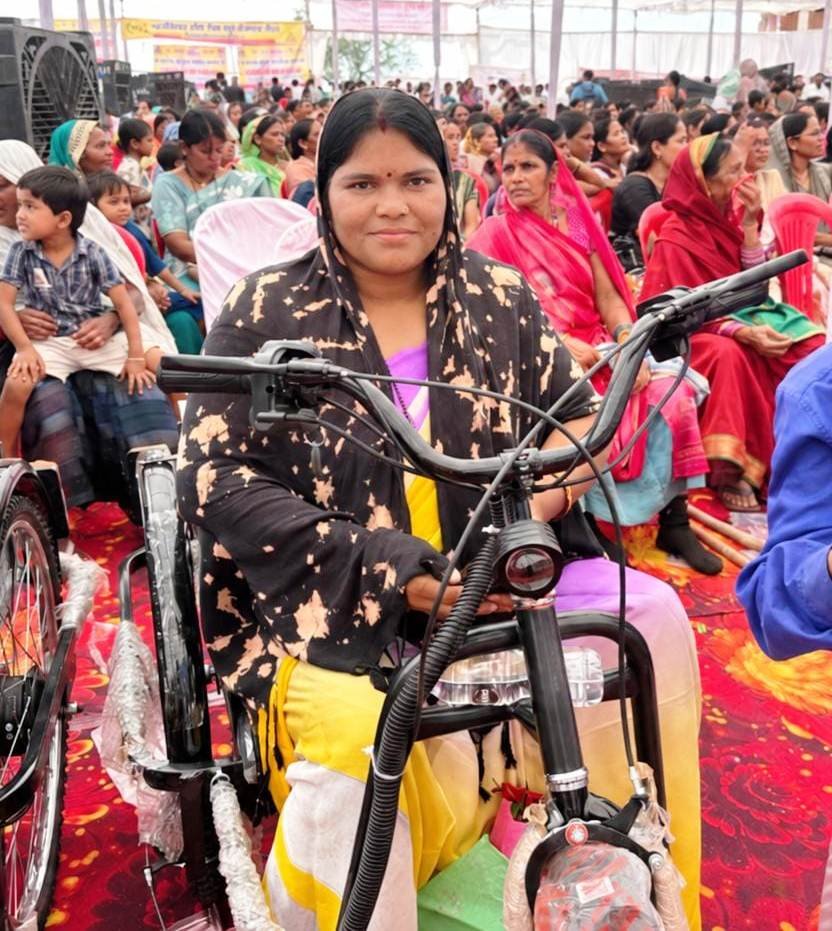 मोटराइज्ड ट्राइसाइकिल से सफुरा बाई का आवागमन हुआ आसान