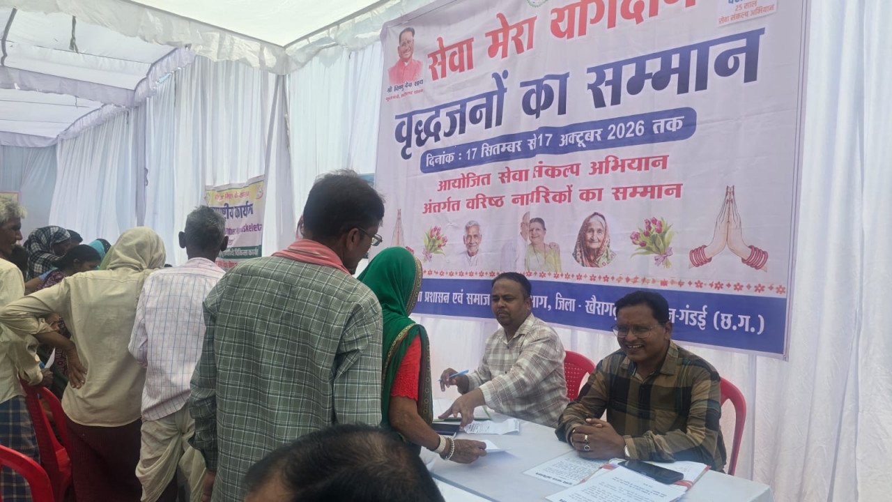 सेवा संकल्प अभियान के तहत जिला स्तरीय आयुष मेले में बुजुर्गों को वितरित किए गए सहायक उपकरण