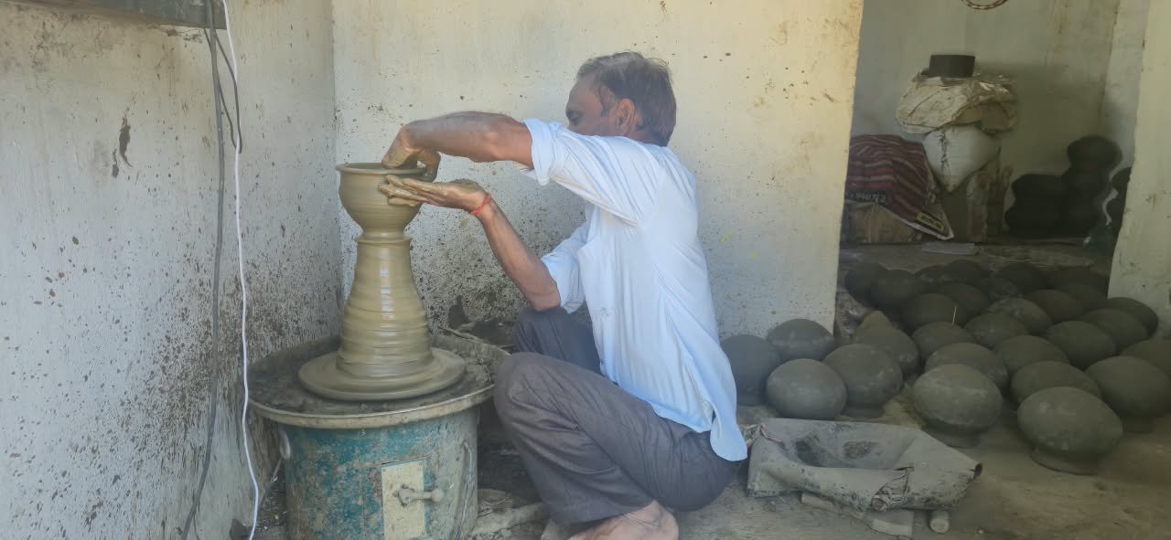 आधुनिक विद्युत चाक से जयराम कुम्भकार के हुनर को मिली नई पहचान, स्वरोजगार को मिला नया आधार