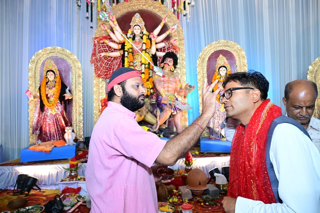महानवमी पर वित्त मंत्री श्री ओ.पी. चौधरी ने रायगढ़ के विभिन्न दुर्गा पूजा पंडालों में की माँ दुर्गा की पूजा-अर्चना
