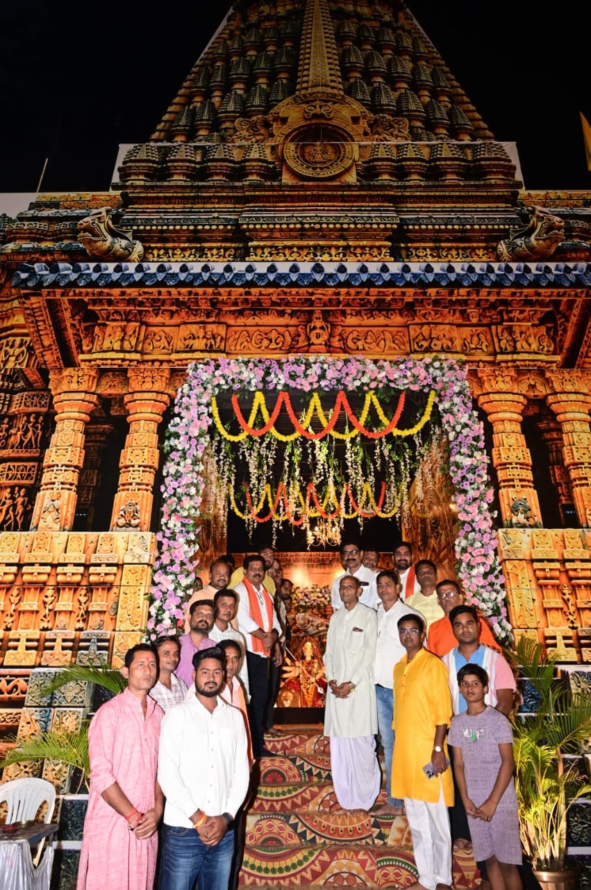 नवरात्रि पर उप मुख्यमंत्री श्री विजय शर्मा ने पिपरिया में विभिन्न दुर्गा उत्सव समितियों के पंडालों में पहुंचकर की पूजा-अर्चना