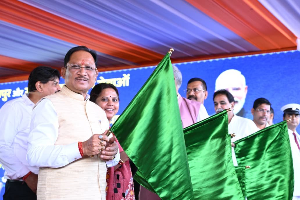 केंद्रीय रेल मंत्री श्री अश्विनी वैष्णव और मुख्यमंत्री श्री विष्णु देव साय  ने रावघाट – रायपुर एवं रायपुर – कुरूद यात्री रेल सेवाओं को दिखाई हरी झंडी