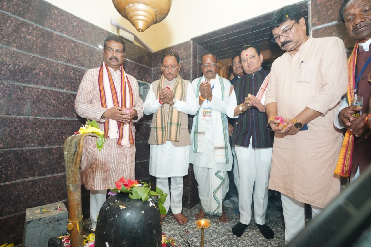 मुख्यमंत्री श्री विष्णु देव साय ने रामचंडी मंदिर में पूजा-अर्चना कर प्रदेश की खुशहाली एवं सुख-समृद्धि की कामना की