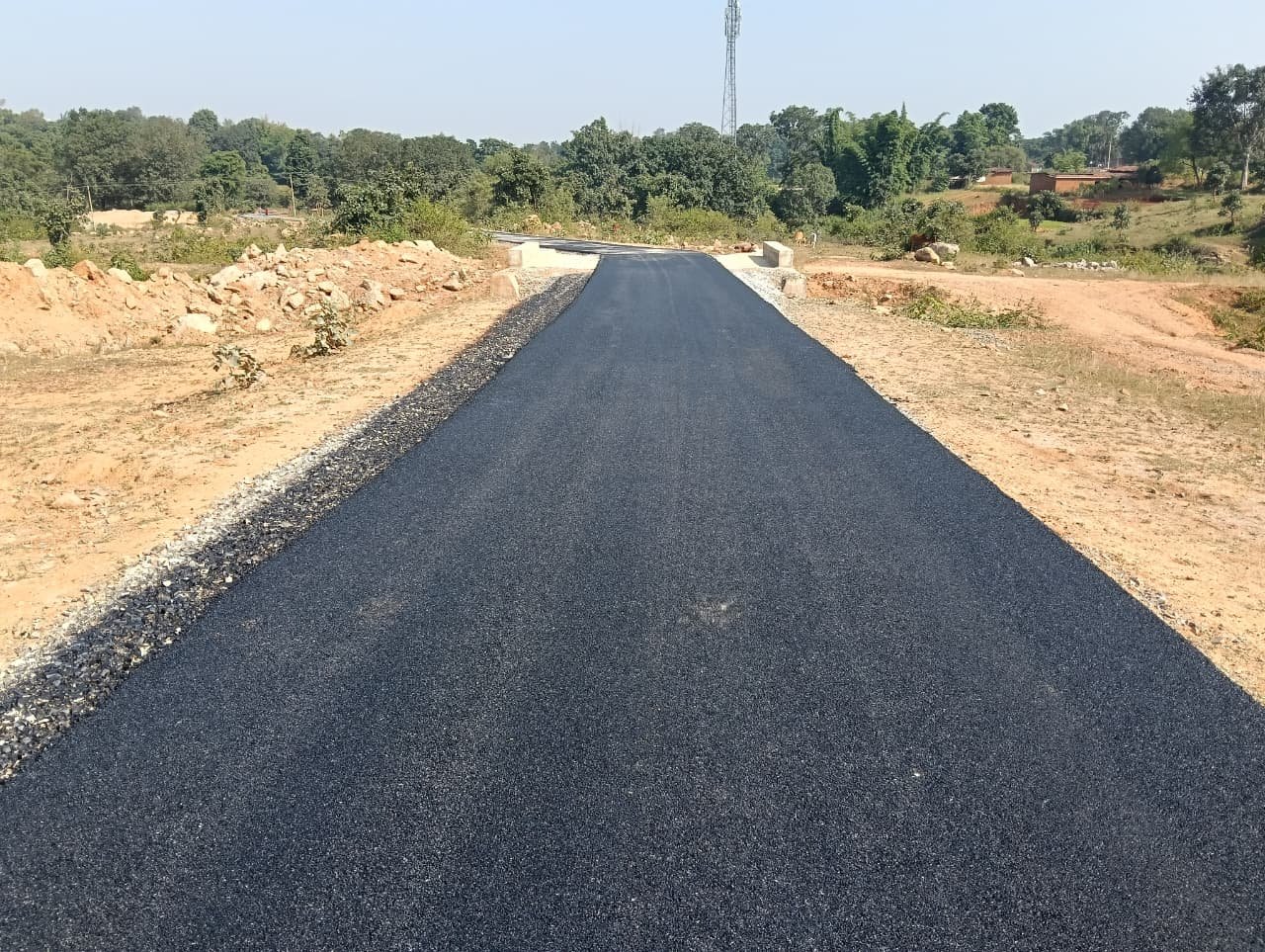 मुख्यमंत्री श्री विष्णु देव साय के नेतृत्व में ग्रामीण सड़क अधोसंरचना को मिल रही मजबूती, सरगुजा के 10 गांवों को मिली बारहमासी सड़क की सौगात